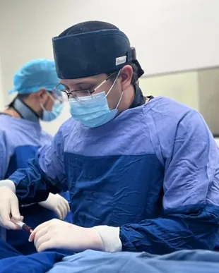 Dr. Gabriel Fernández Yañez en consultorio